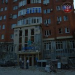 Пострадавший от артобстрела жилой новострой в нескольких деятках метров от здания больницы им. Вишневского