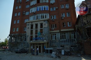 Пострадавший от артобстрела жилой новострой в нескольких десятках метров от здания больницы им. Вишневского